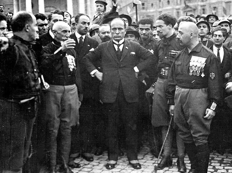 Mussolini y Camisas Negras