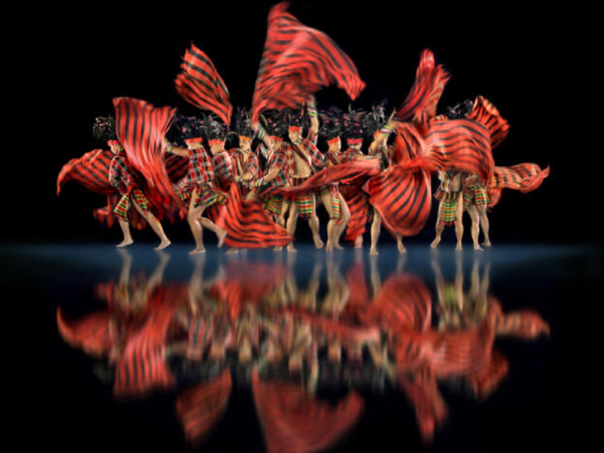 Grupo de hombres bailando en Filipinas