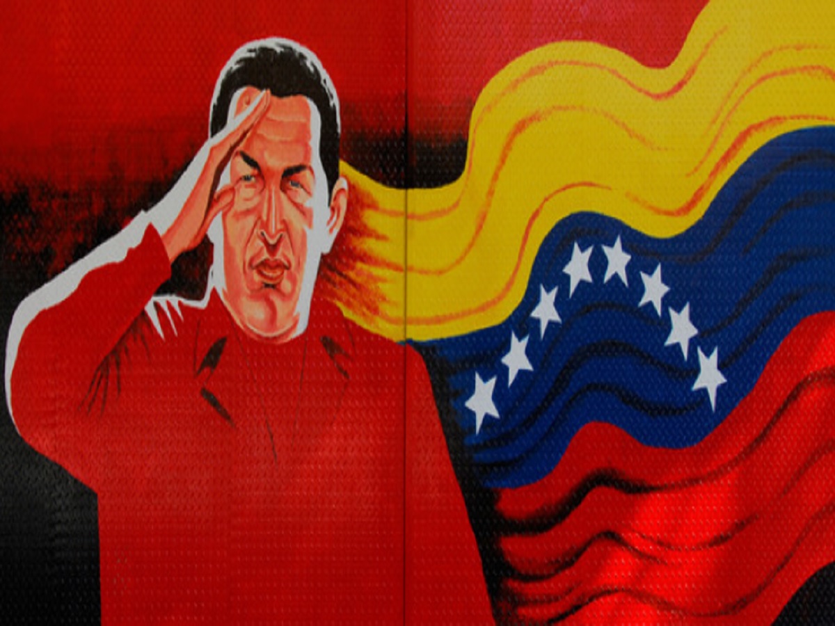 Hugo Chávez y la bandera de Venezuela