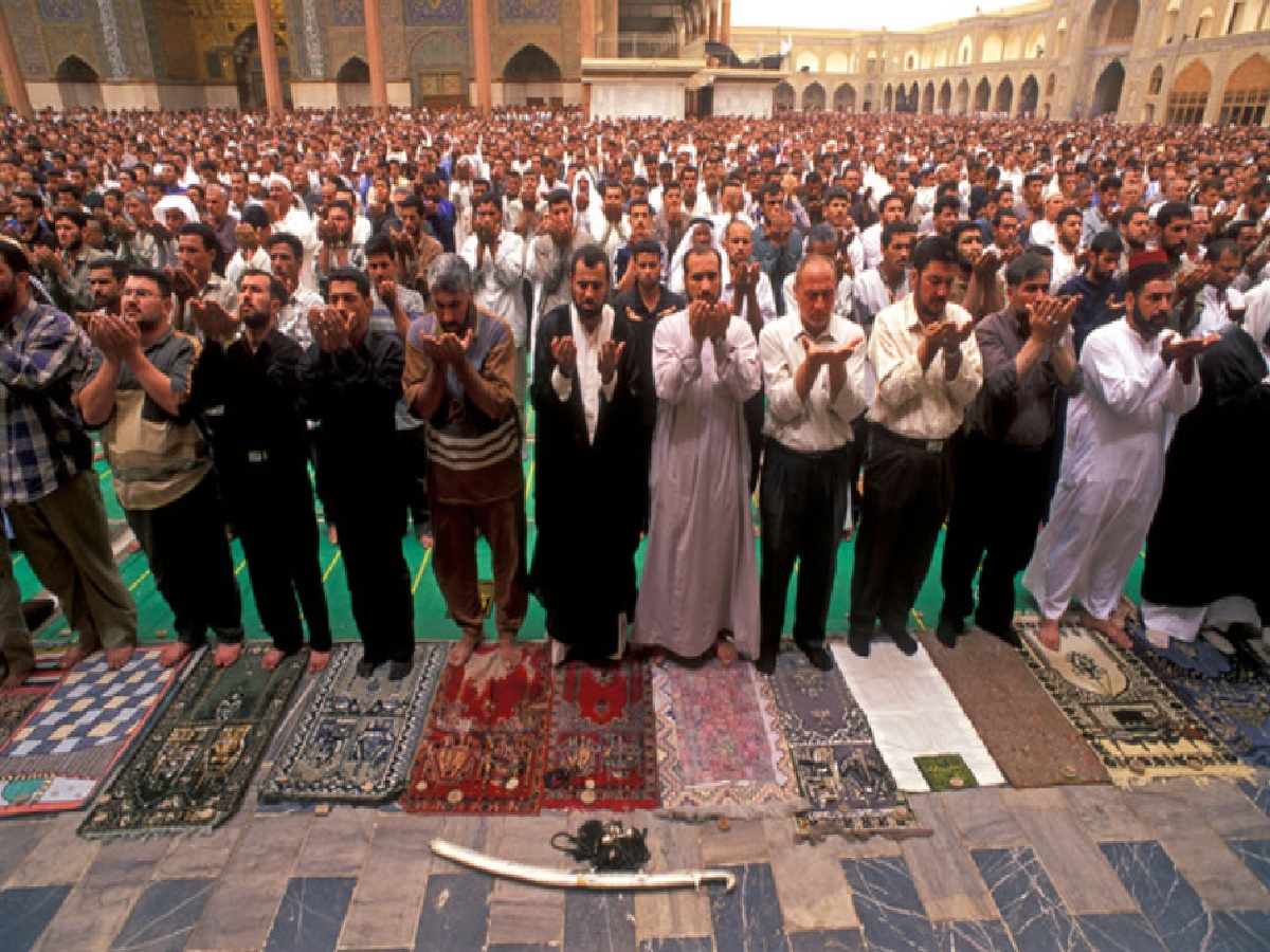 Suníes y chiíes rezando juntos en Irak