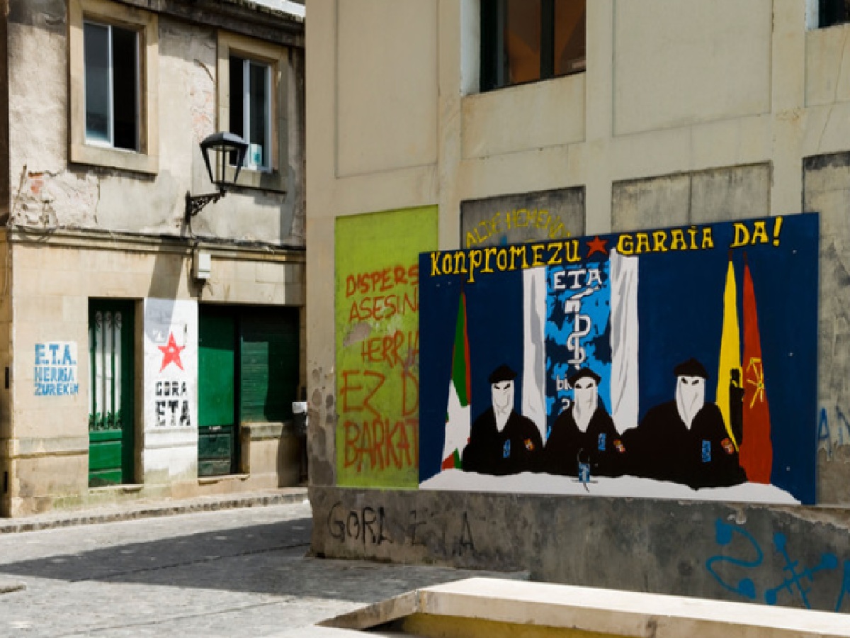 Pancarta y pintadas de Euskadi Ta Askatasuna (ETA)